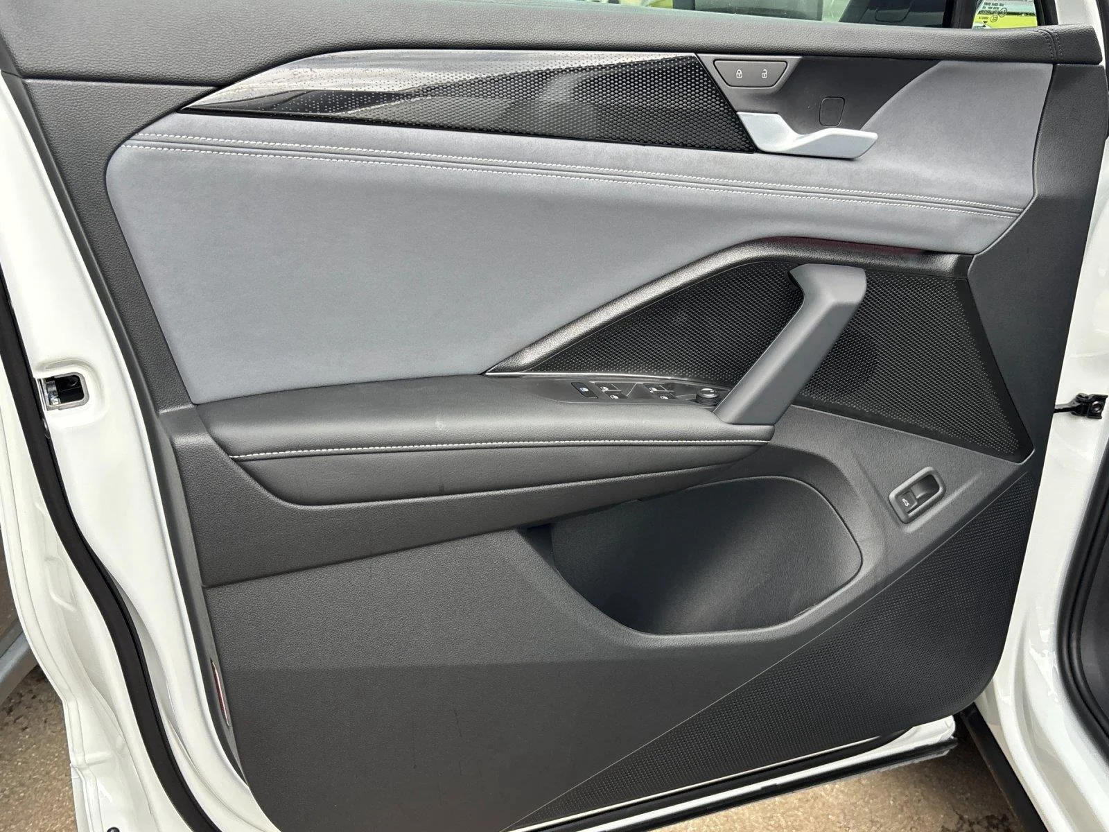New 2026 opal white with deep black roof Volkswagen SE R-Line Black image 13