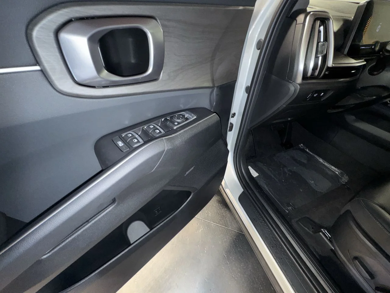New 2026 Ivory Kia X-Line EX image 17
