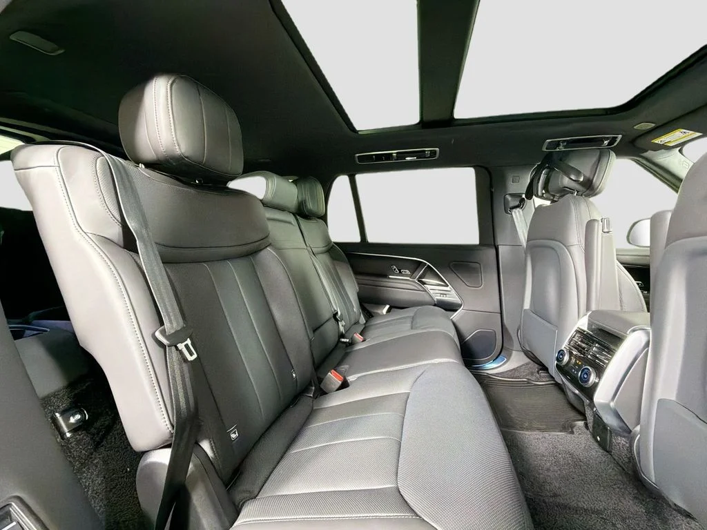 New 2026 Santorini Black Metallic Land Rover SE image 29