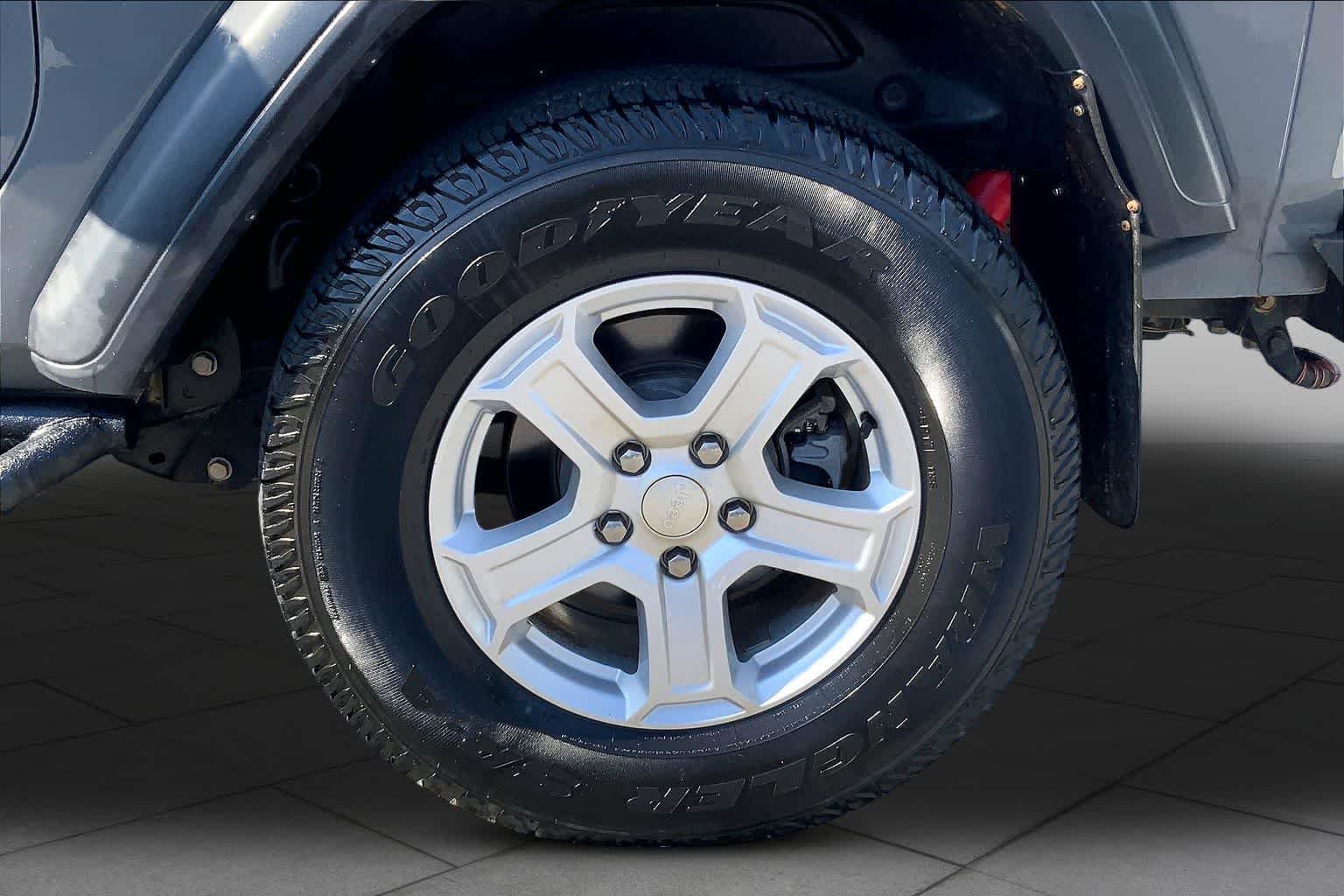 Used 2019 Sting-Gray Clearcoat Jeep Sport S image 10