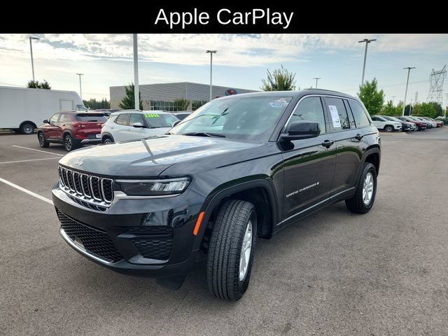 Used 2025  Jeep Laredo image 3