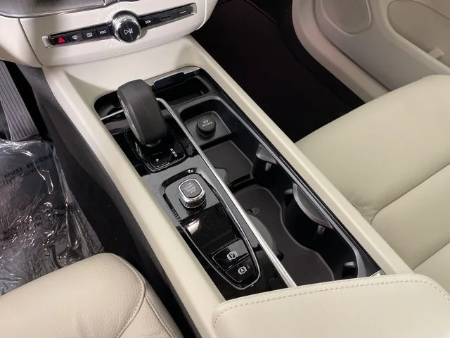 Certified Used 2025 Crystal White Volvo Plus image 35