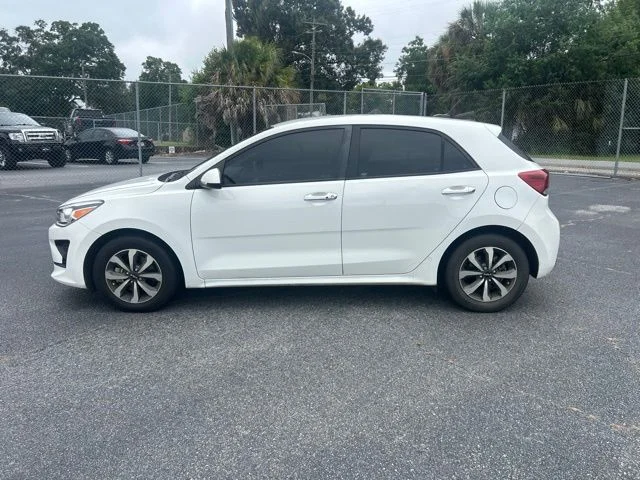 Used 2023 White Kia S image 2