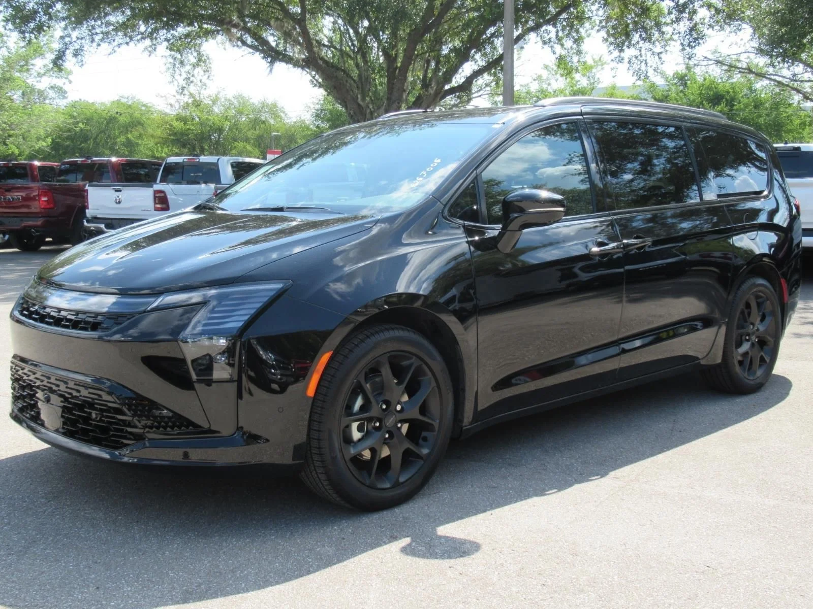 New 2027 Diamond Black Crystal Pearl-Coat Exterior Paint Chrysler Limited image 3