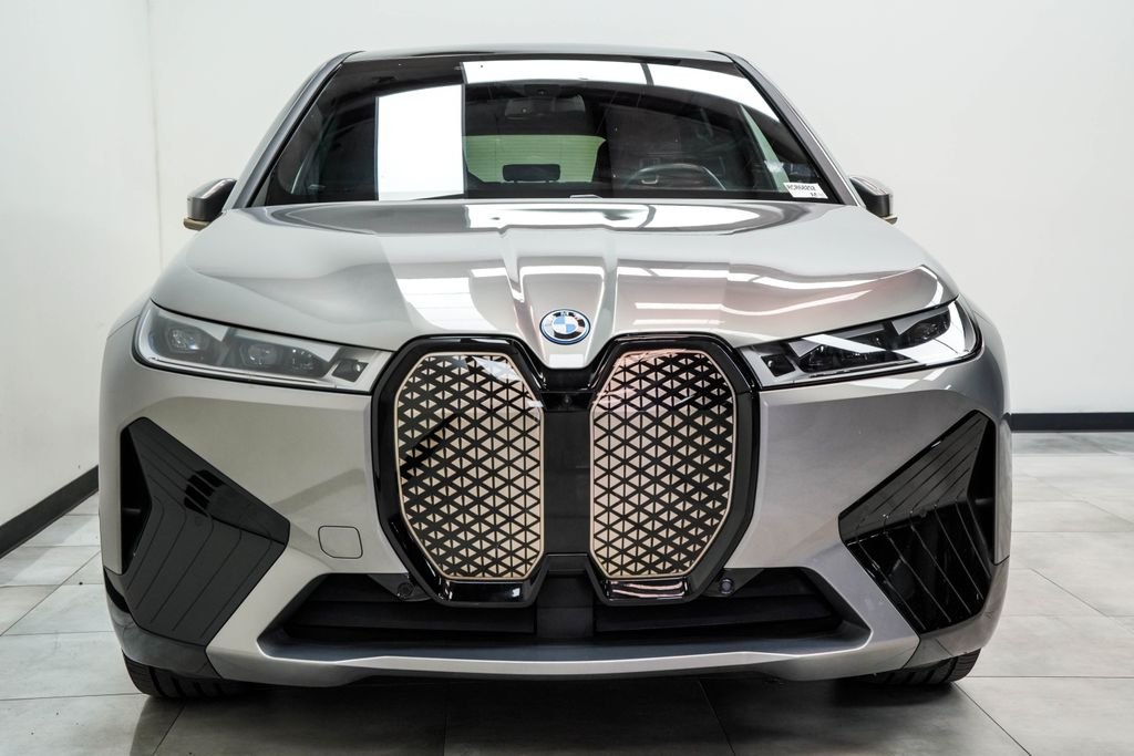 Used 2024 Gray BMW xDrive50 image 3