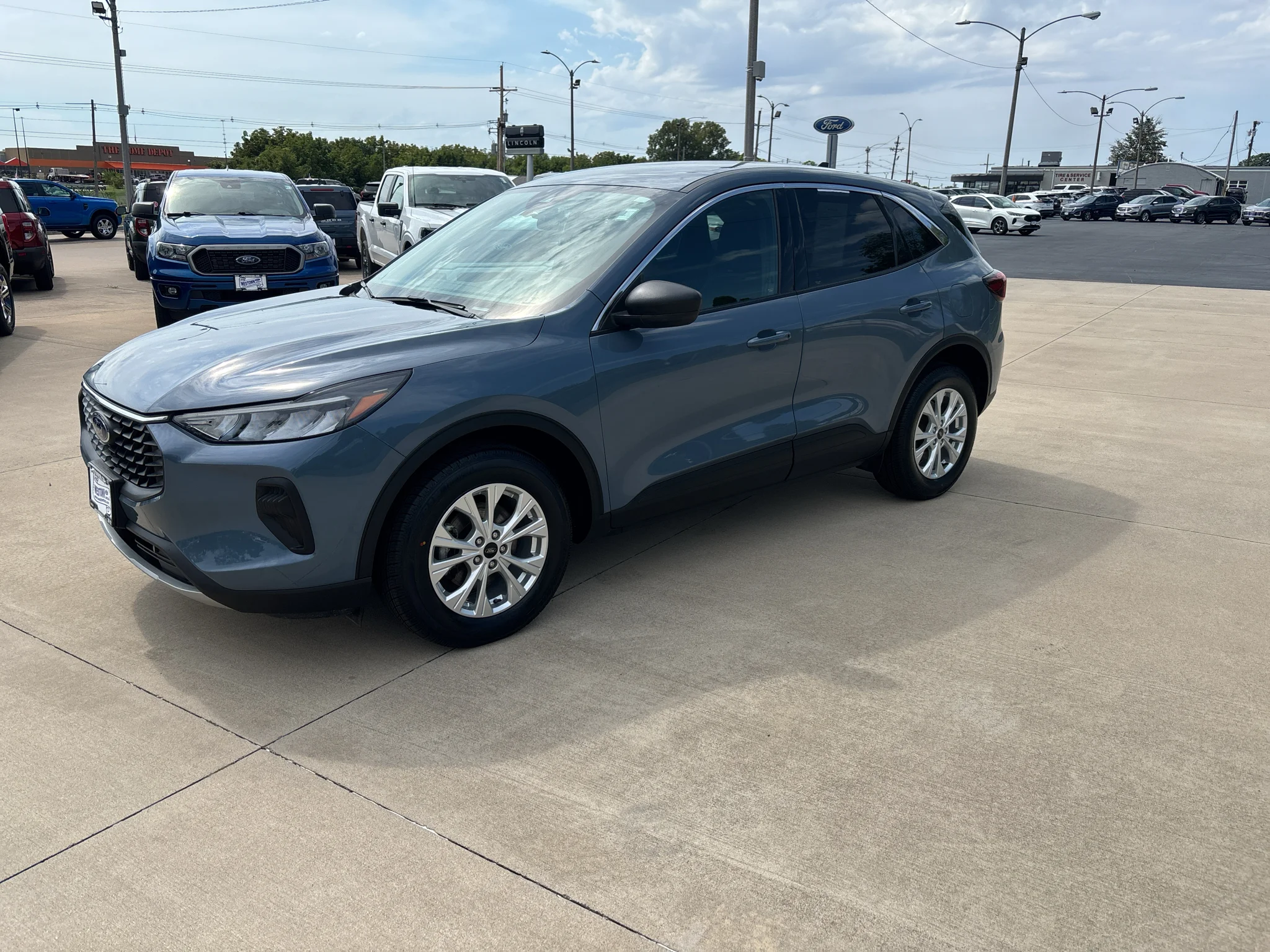 Used 2023 Vapor Blue Metallic Ford Active image 7