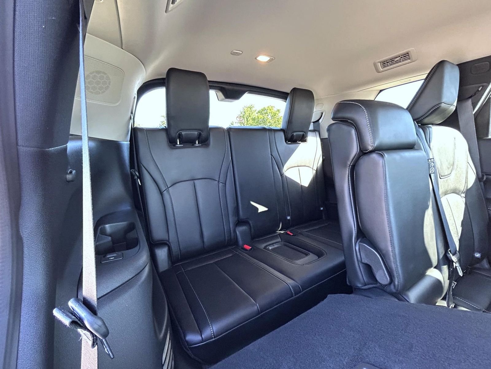Used 2025 White INFINITI LUXE image 19