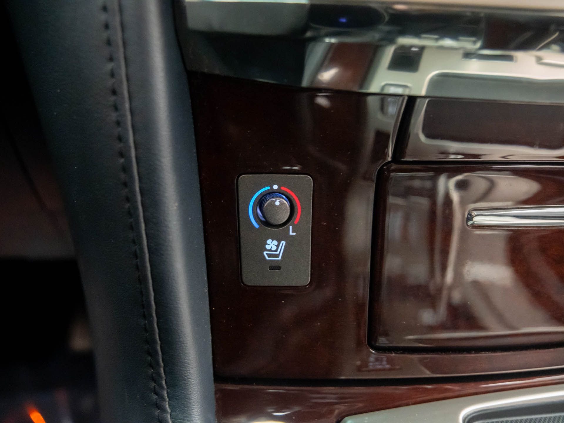 Used 2014 Black Lexus 570 image 29