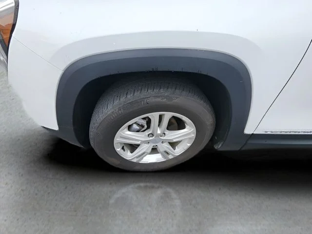 Used 2024 White GMC SLE image 27
