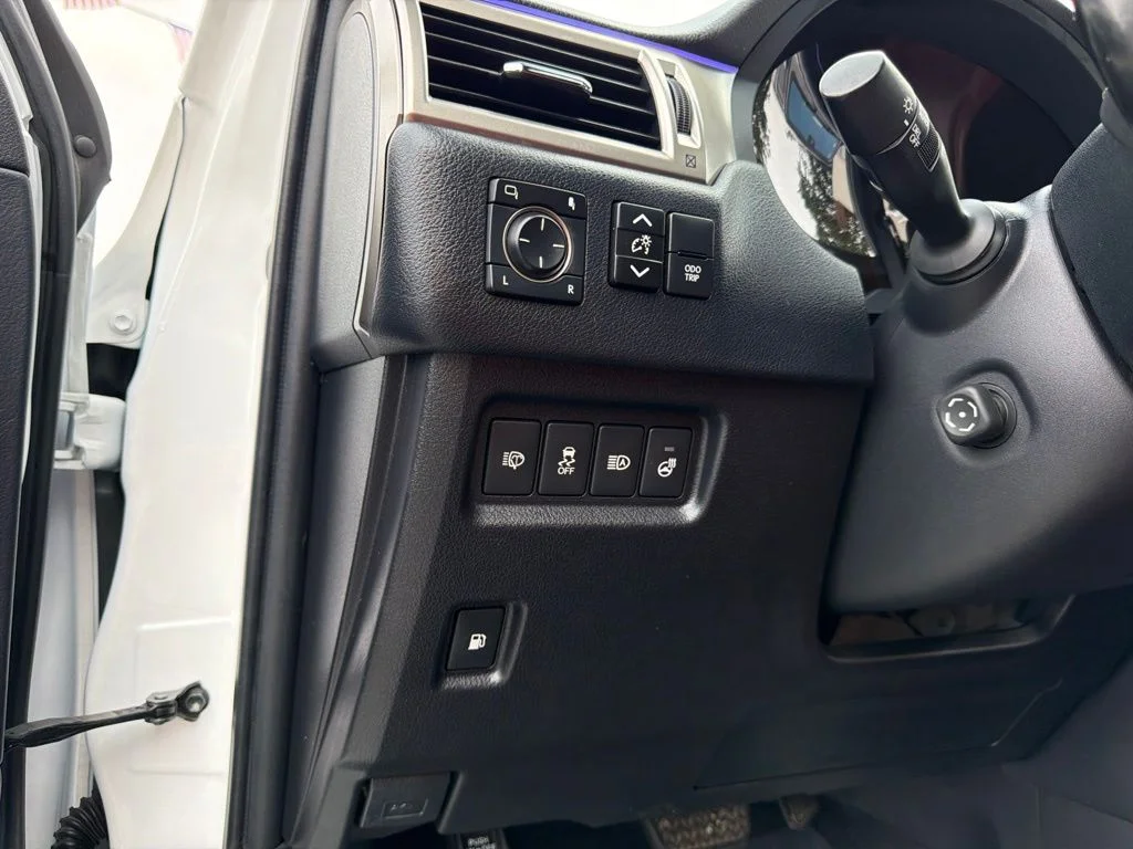 Used 2021 White Lexus 460 image 34