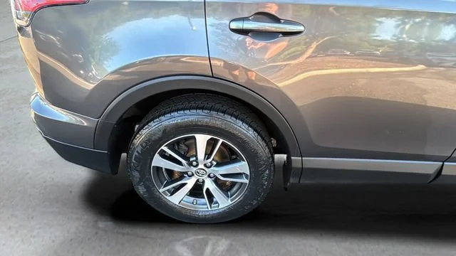 Used 2018 Gray Toyota XLE image 39