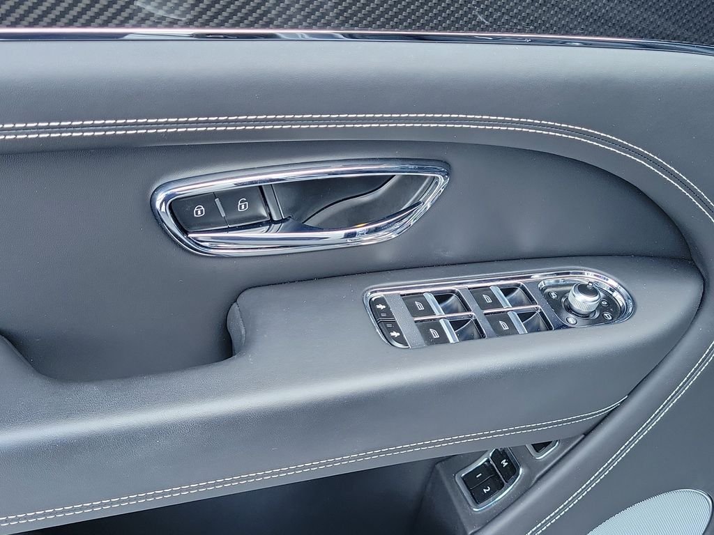 Used 2021  Bentley V8 image 24