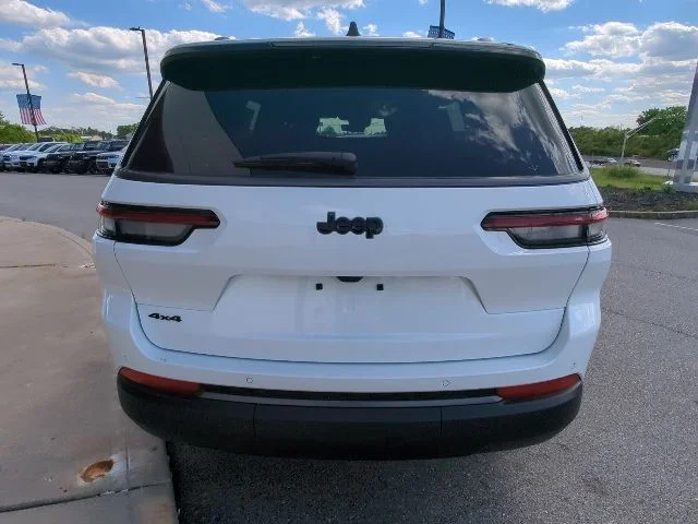 New 2026 Bright White Clear-Coat Exterior Paint Jeep Laredo image 28