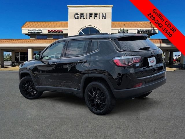 New 2026 Diamond Black Crystal Pearl-Coat Exterior Paint Jeep Latitude image 9