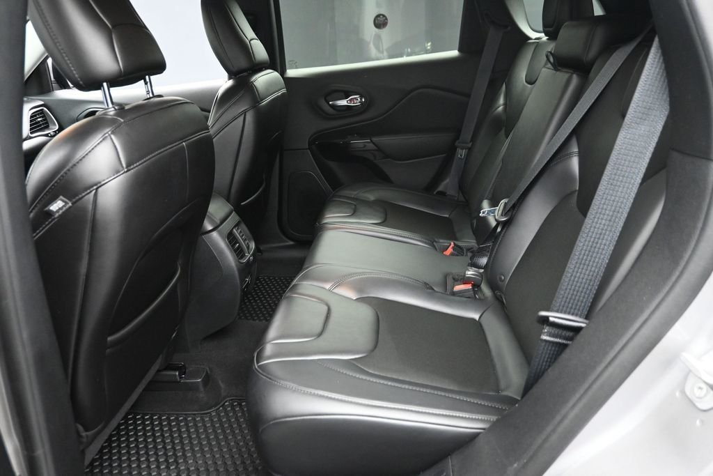 Used 2019 Silver Jeep Latitude Plus image 12