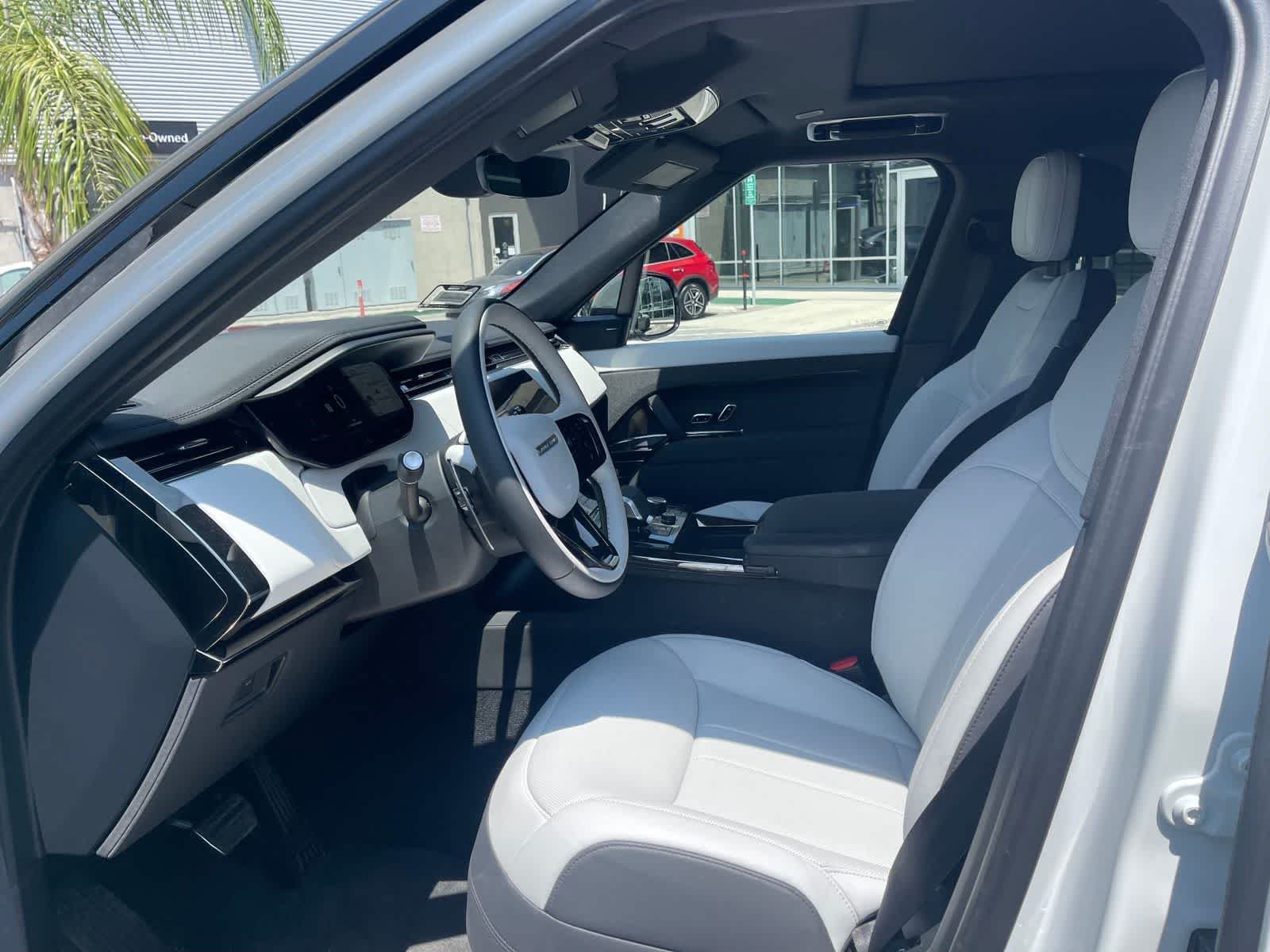 Certified Used 2023 Fuji White Land Rover SE Dynamic image 5