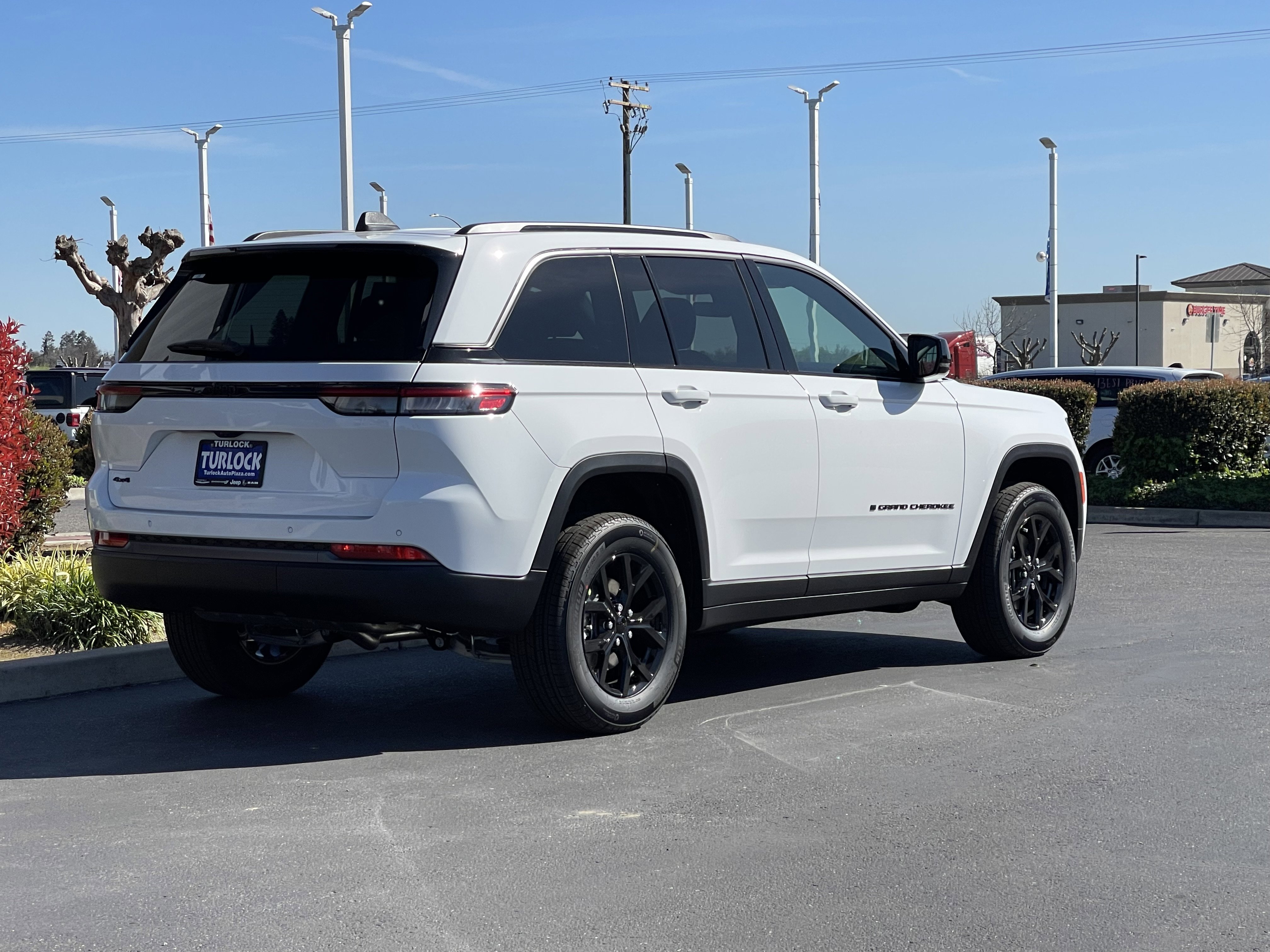New 2026 Bright White Clear-Coat Exterior Paint Jeep Laredo Altitude image 9