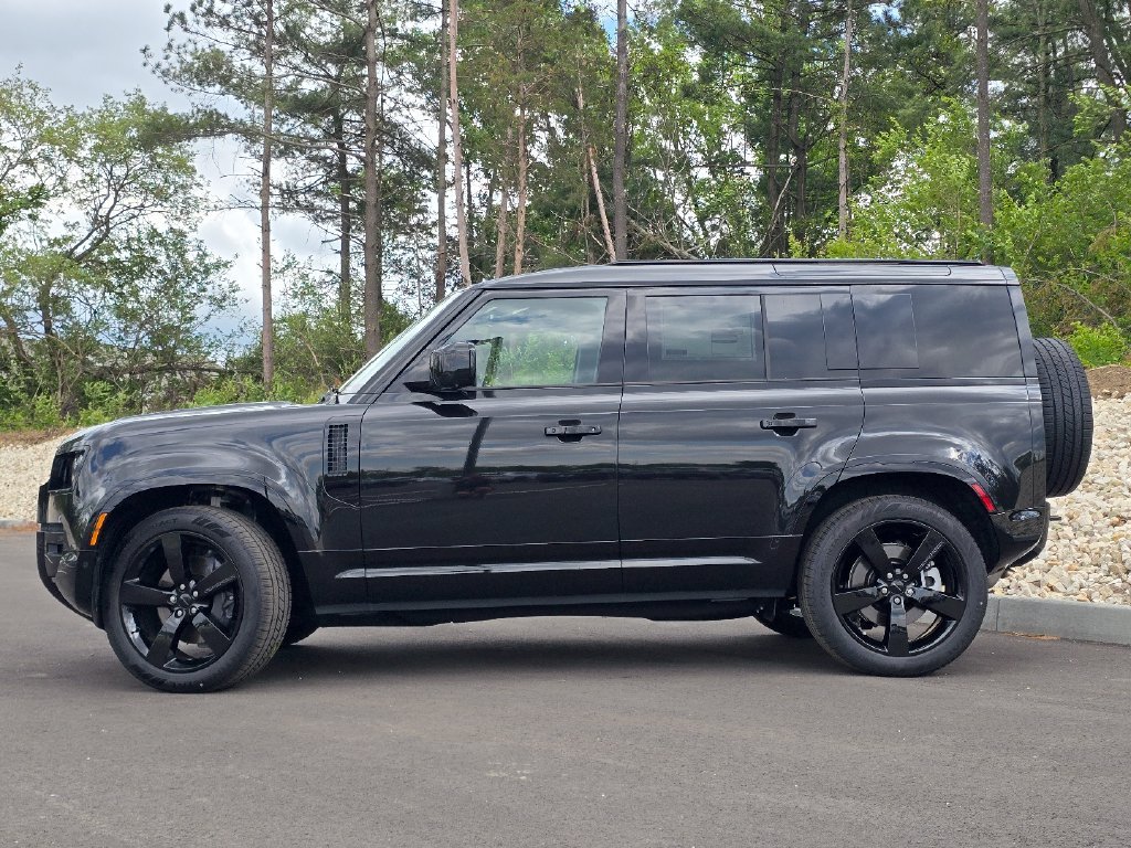 New 2026 Santorini Black Land Rover X-Dynamic se image 3