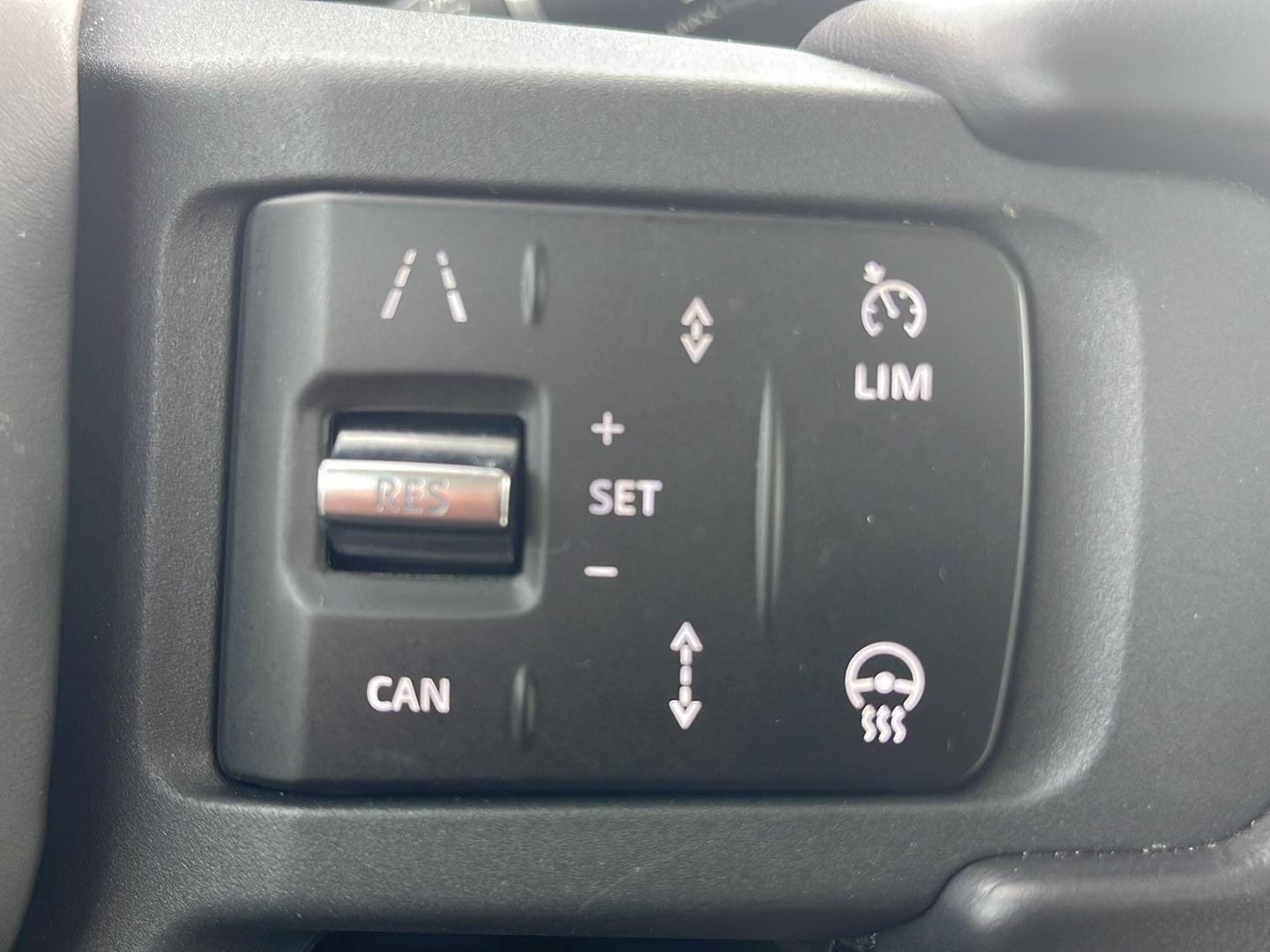 Used 2024 Fuji White Land Rover X-Dynamic SE image 30