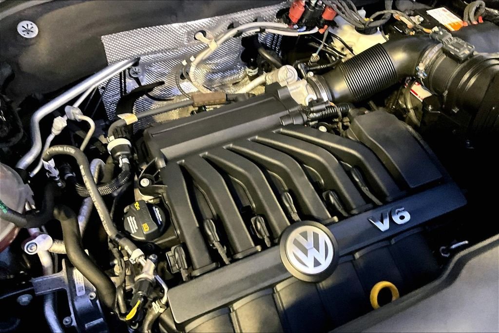 Used 2019 Deep Black Volkswagen 3.6L V6 SEL R-Line image 30