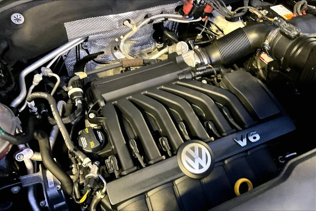 Used 2019 Black Volkswagen 3.6L V6 SEL R-Line image 30