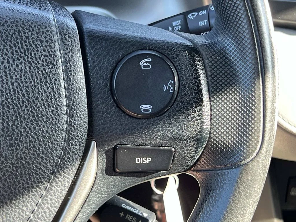 Used 2015 White Toyota LE image 27