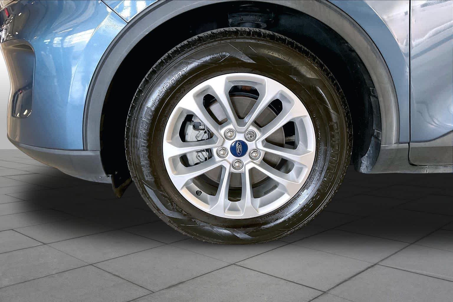 Used 2020 Blue Metallic Ford SE image 10