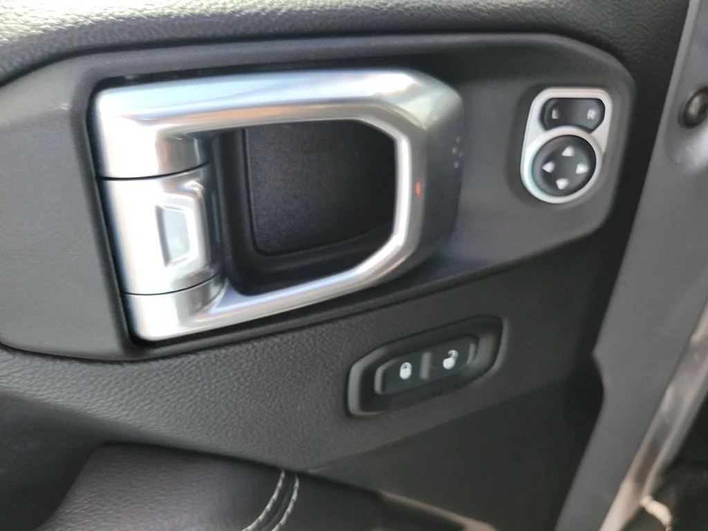 Used 2021 Silver Jeep Unlimited Sahara 4x4 image 23