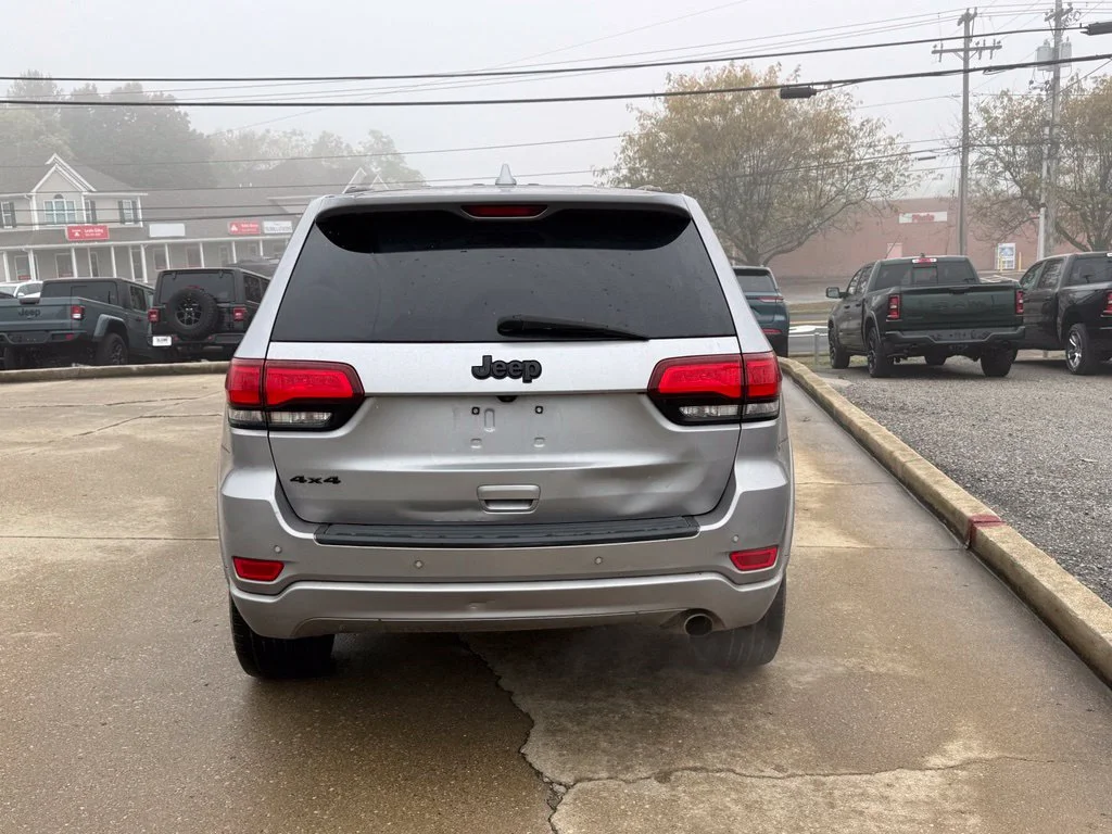 Used 2018 Silver Jeep Altitude image 7
