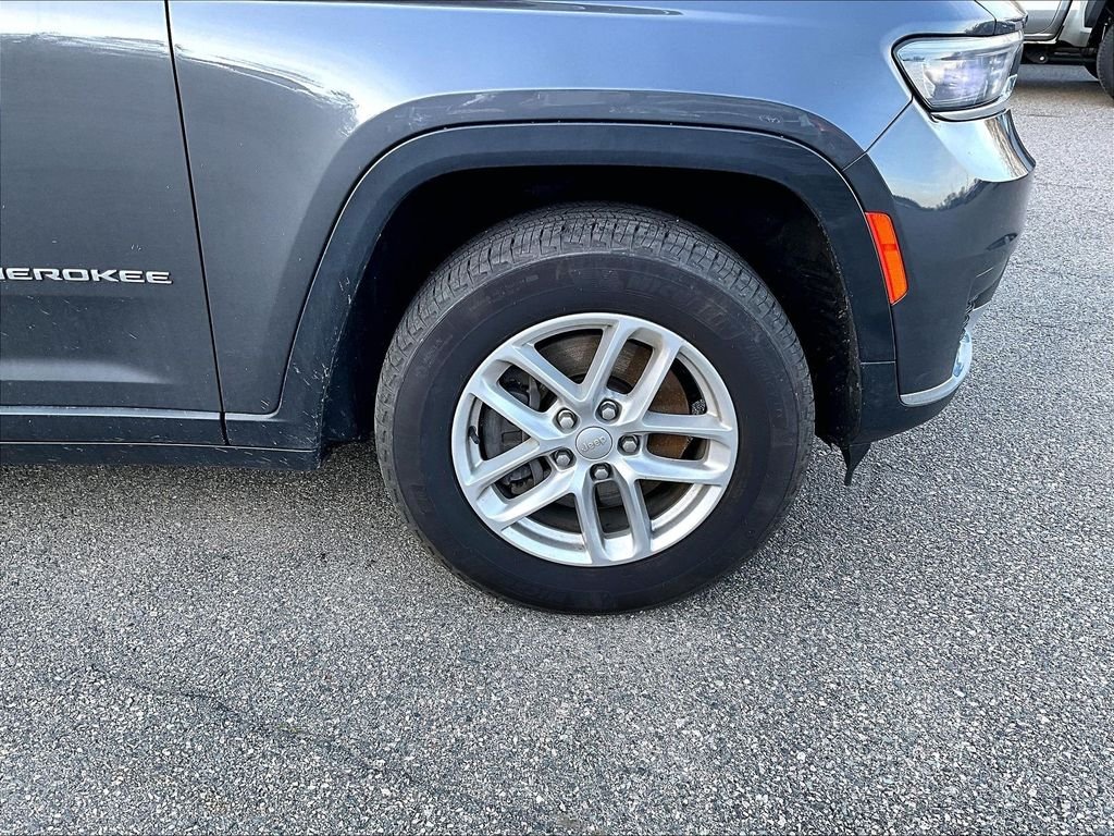Used 2023 Gray Jeep Laredo image 4