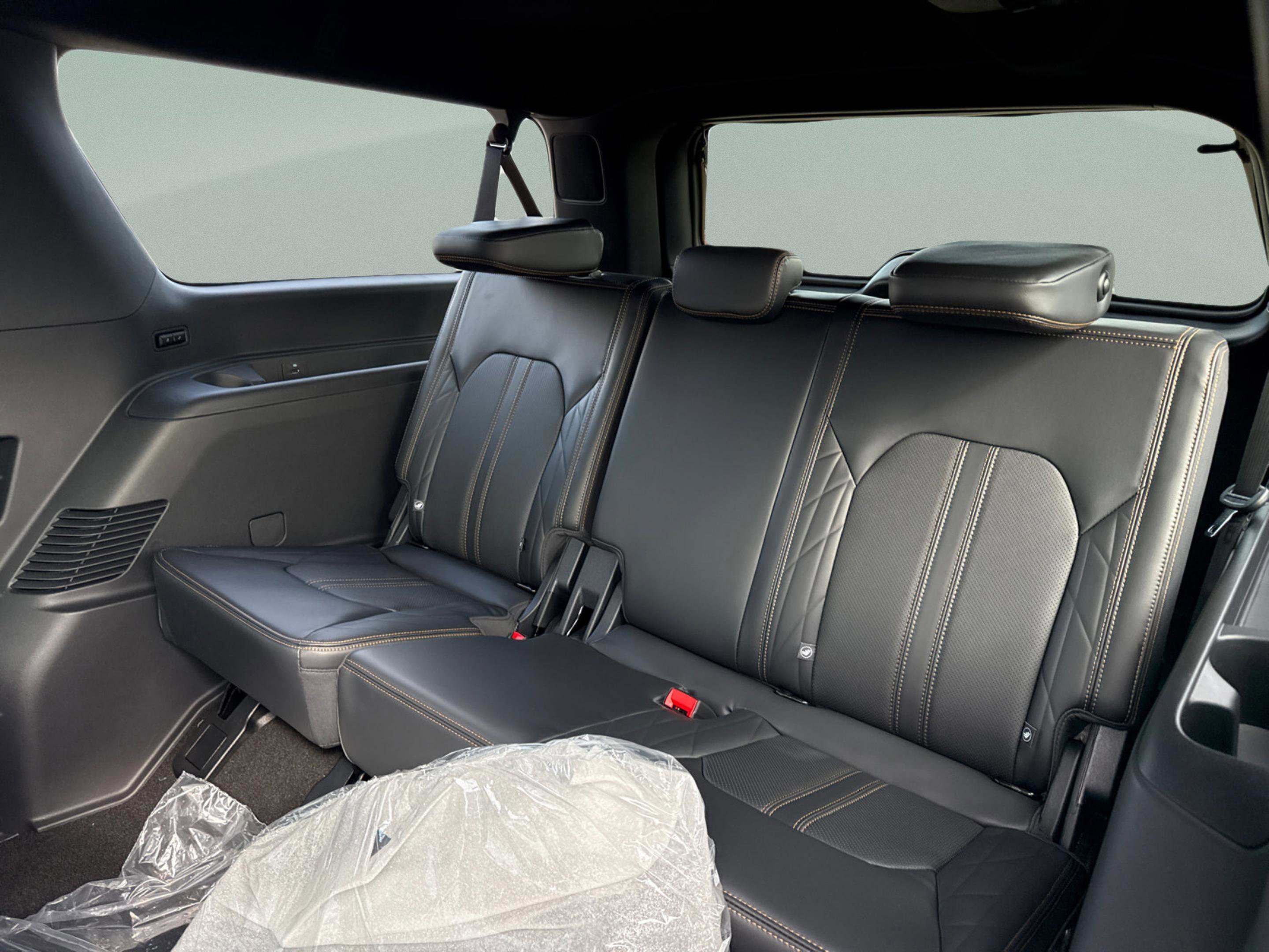 New 2024 Agate Black Metallic Ford Platinum image 14