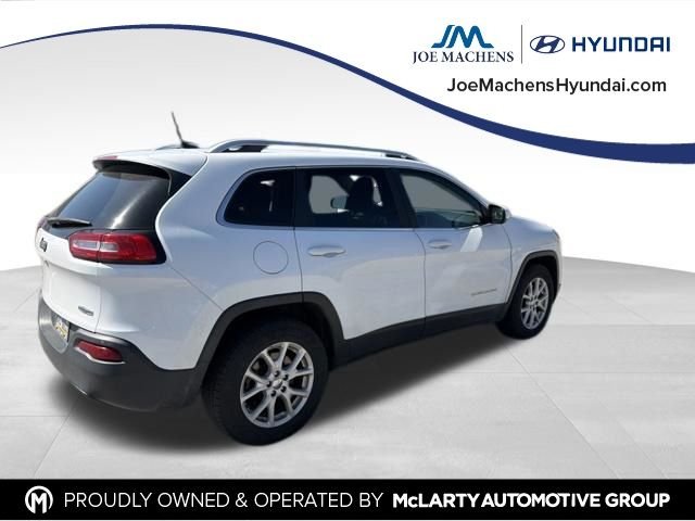Used 2017 White Jeep Latitude image 8
