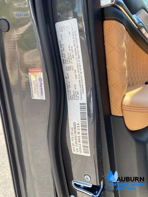 Used 2025 Gray Jeep Summit image 39