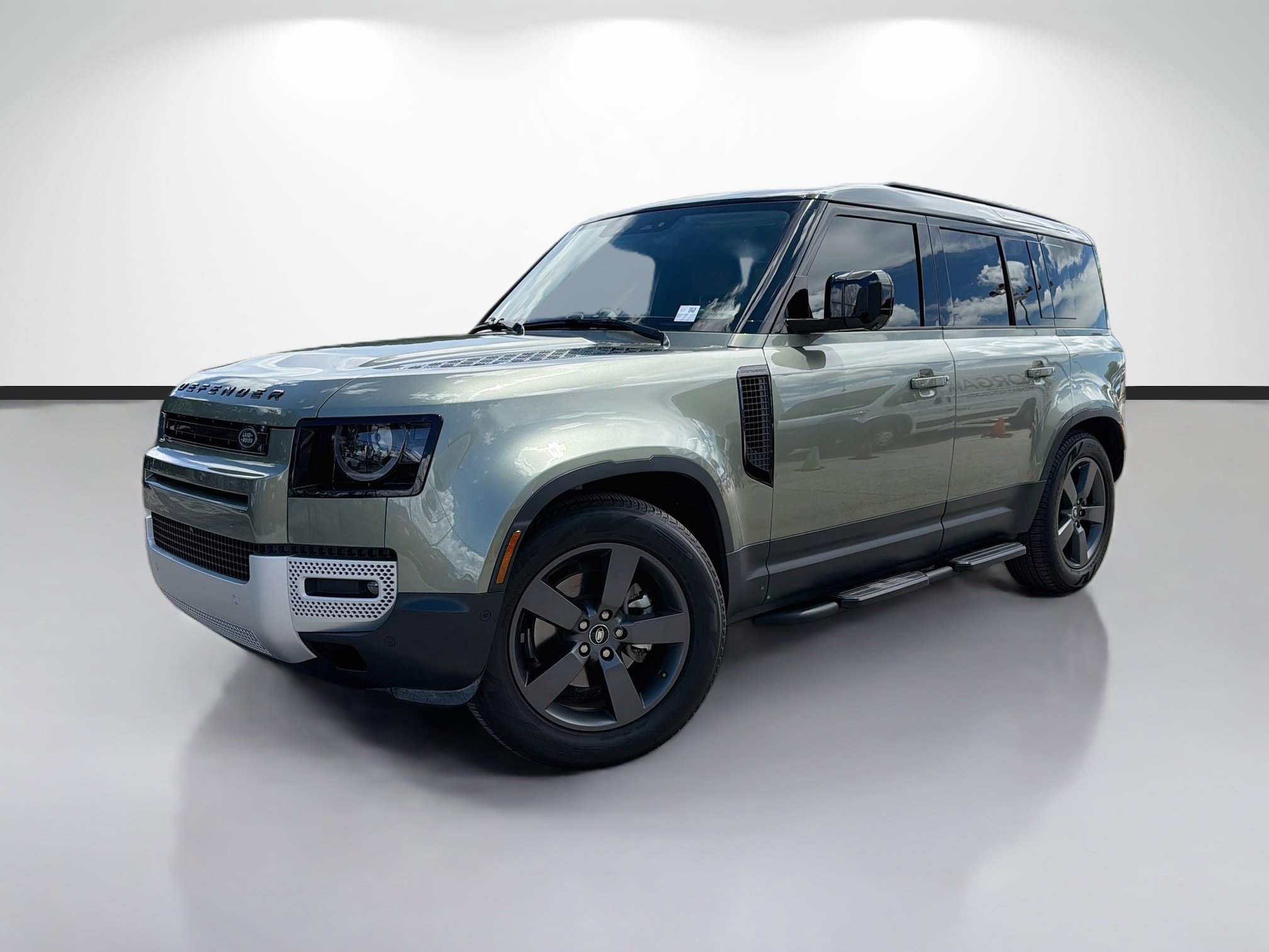 Certified Used 2025 Green Metallic Land Rover S image 1