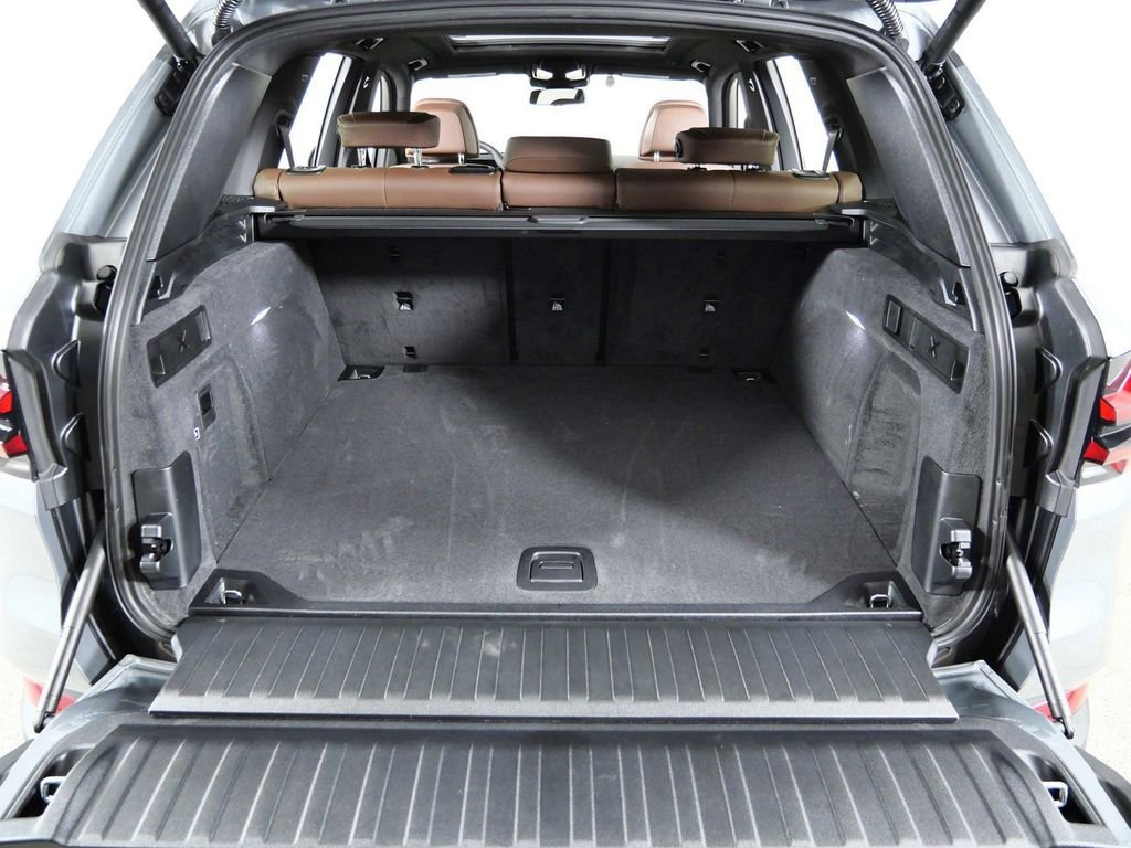 Used 2026 Skyscraper Grey Metallic BMW xDrive40i image 29