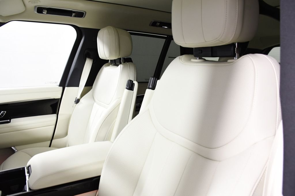 New 2026 Ostuni Pearl W Land Rover SE image 16