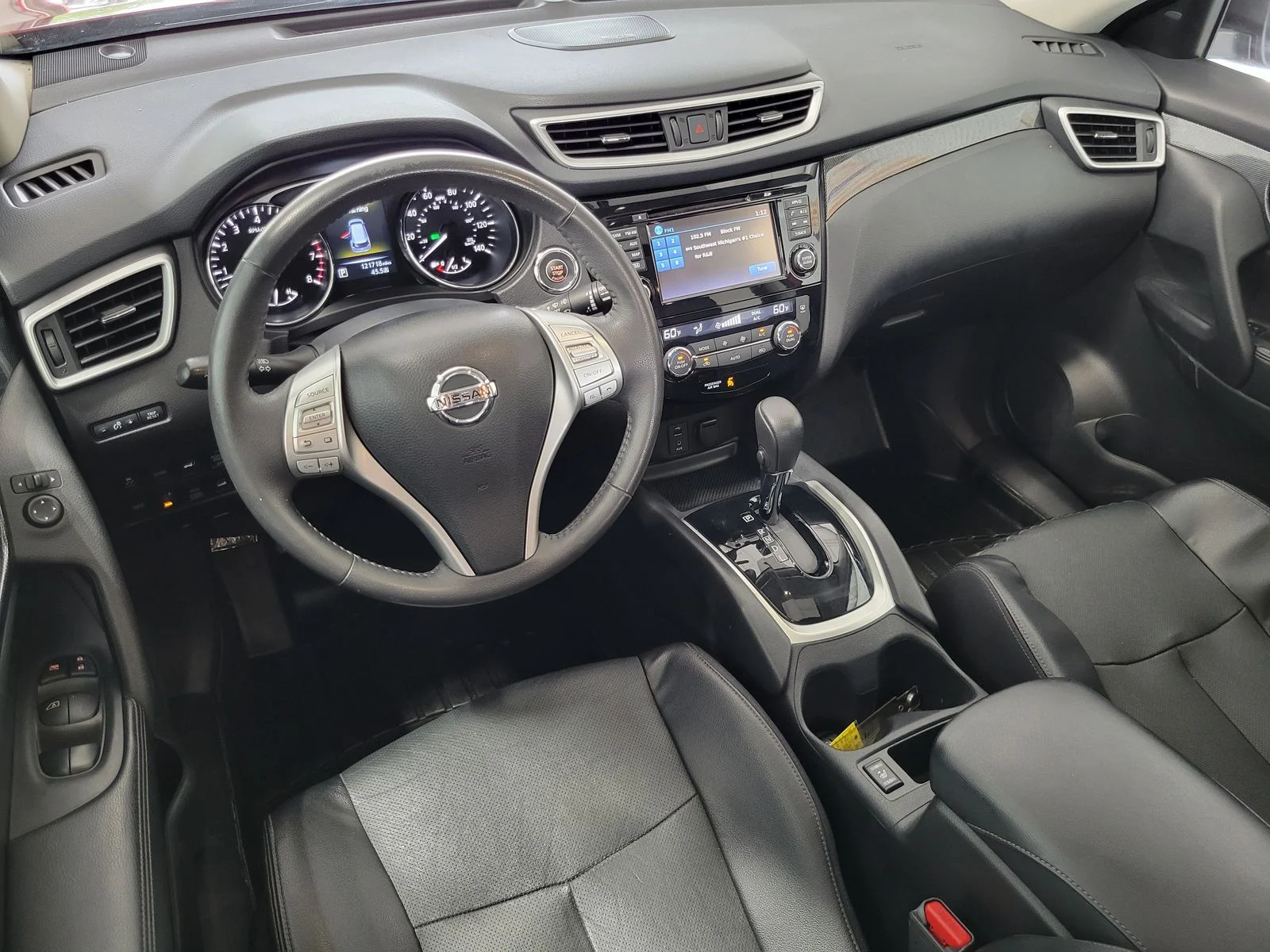 Used 2016 Red Nissan SL image 26