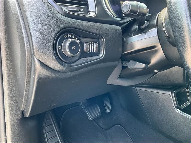 Used 2020 Alpine White Clea Jeep Altitude image 30