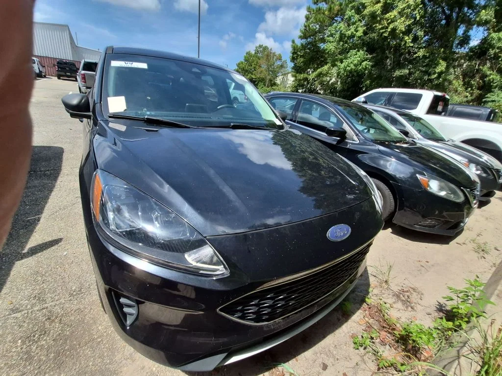 Used 2022 Black Ford SE image 4