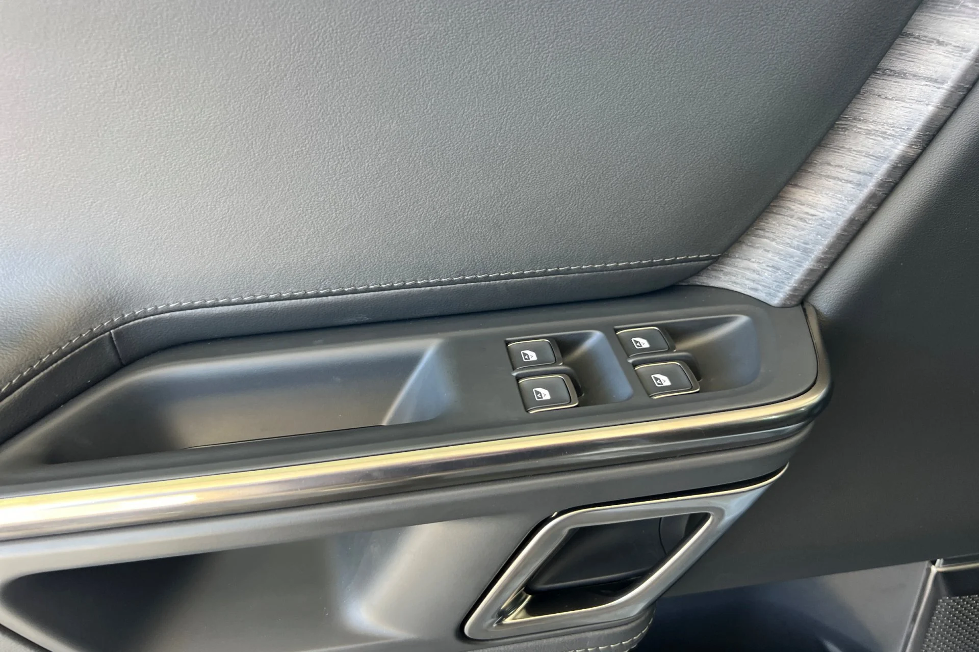 Used 2023 LA Silver Rivian Adventure image 14