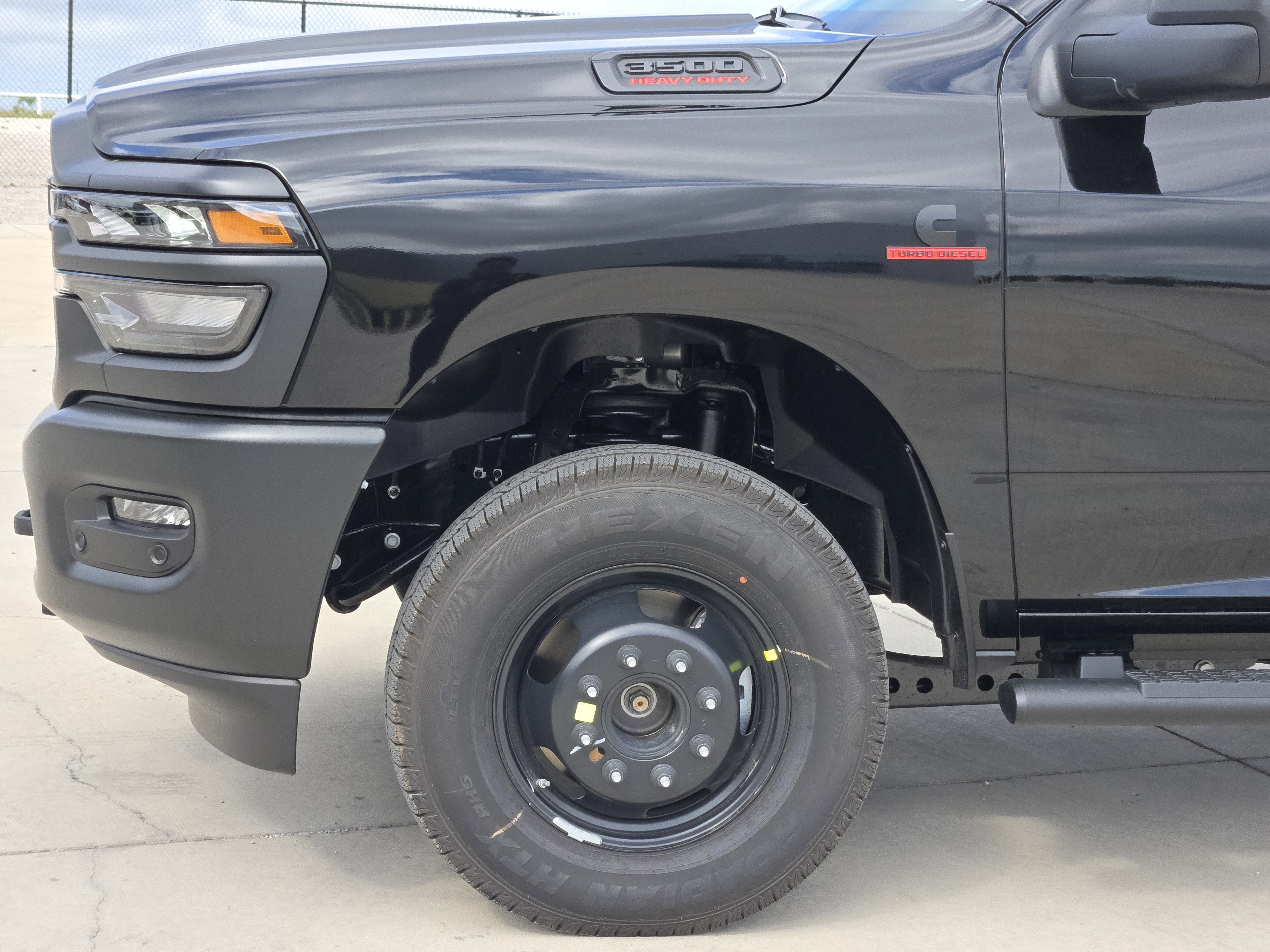 New 2026 Diamond Black Crystal Pearl-Coat Exterior Paint RAM Tradesman image 6
