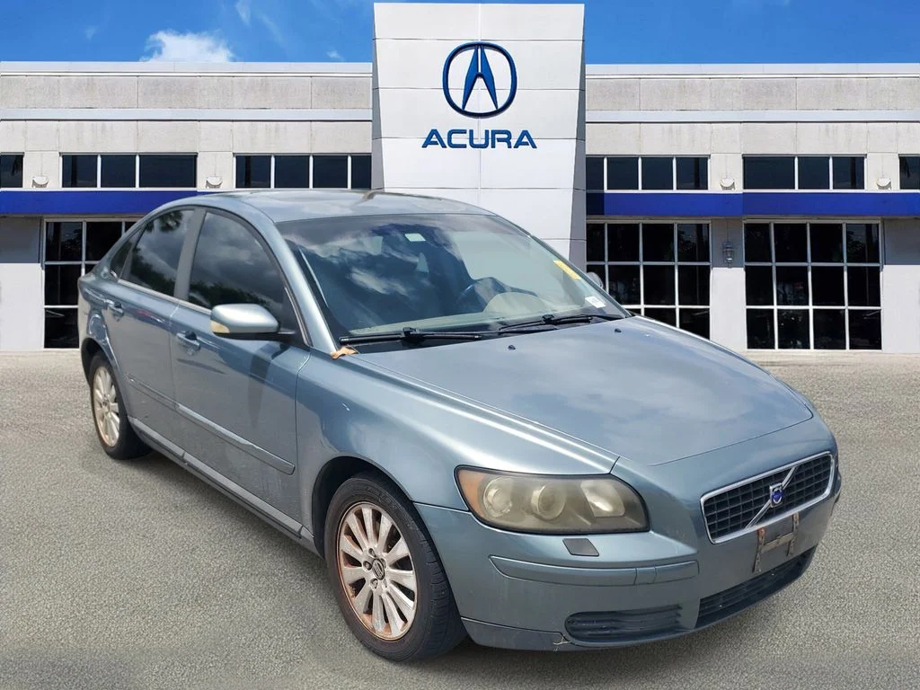 Used 2004 Green Volvo 2.4i image 1