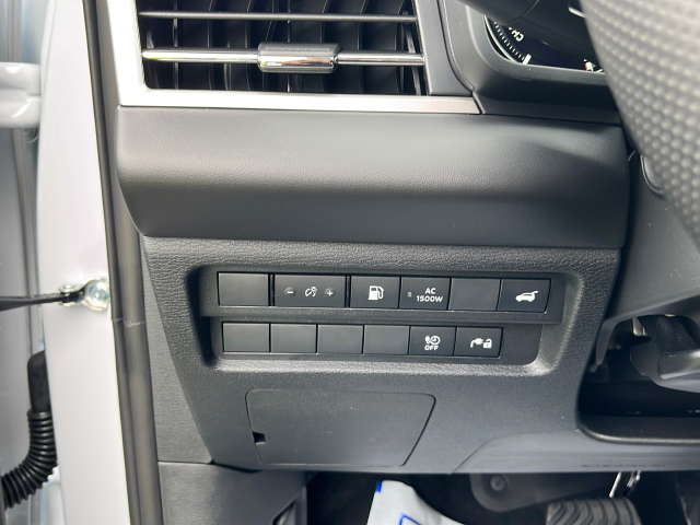 Used 2025 White Mitsubishi SEL Black Edition image 24