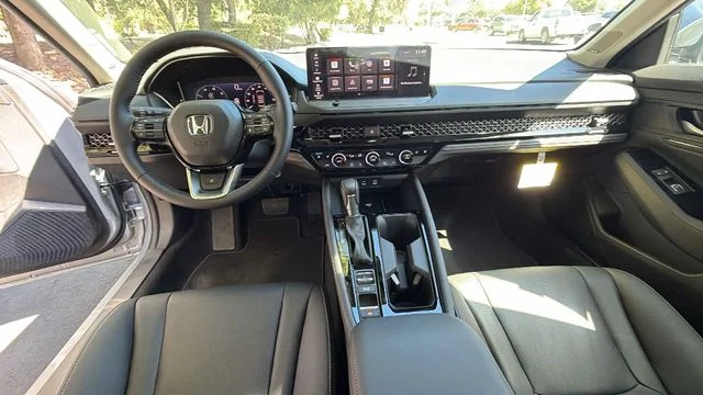 New 2026 Solar Silver Metallic Honda Touring Hybrid image 18