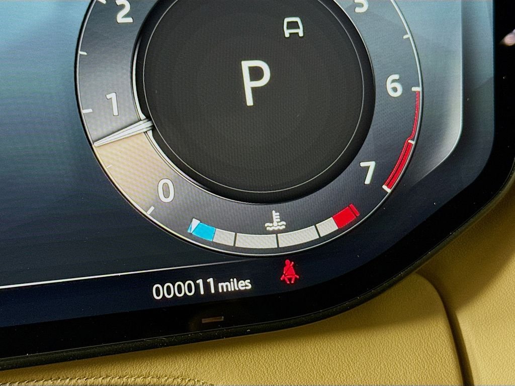 New 2026 Santorini Black Land Rover Dynamic SE image 13