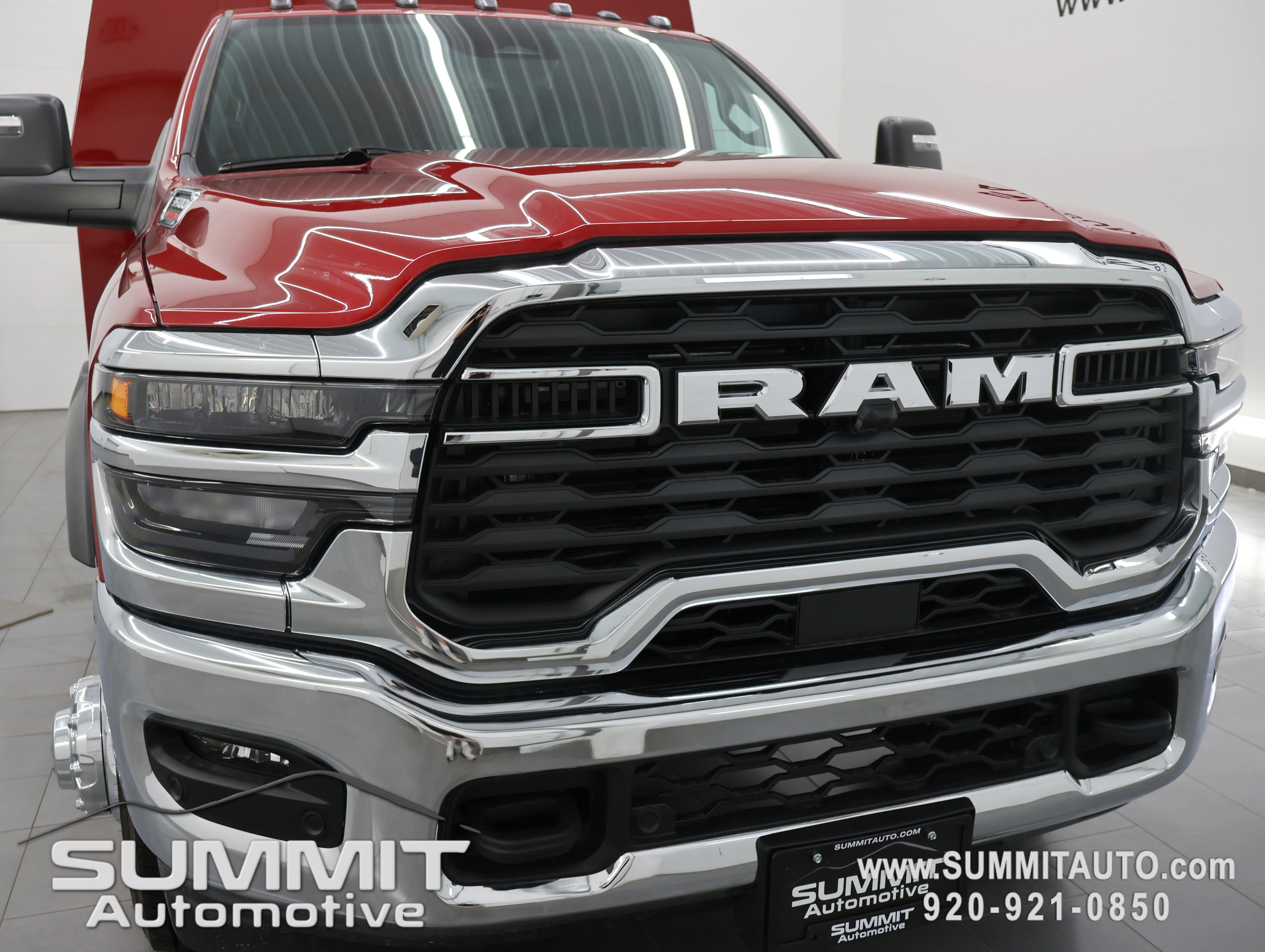 New 2026 Molten Red Pearl-Coat Exterior Paint RAM Tradesman image 18