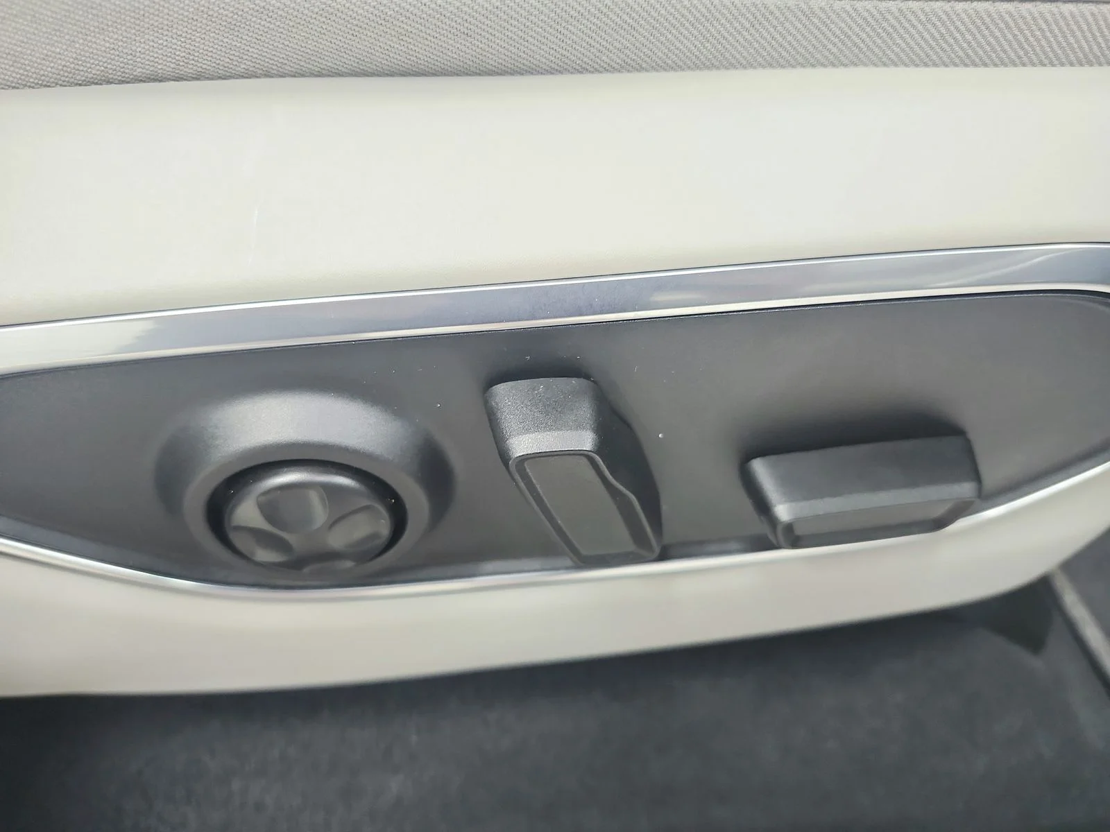 Used 2025 Bright White Clearcoat Jeep Base image 44
