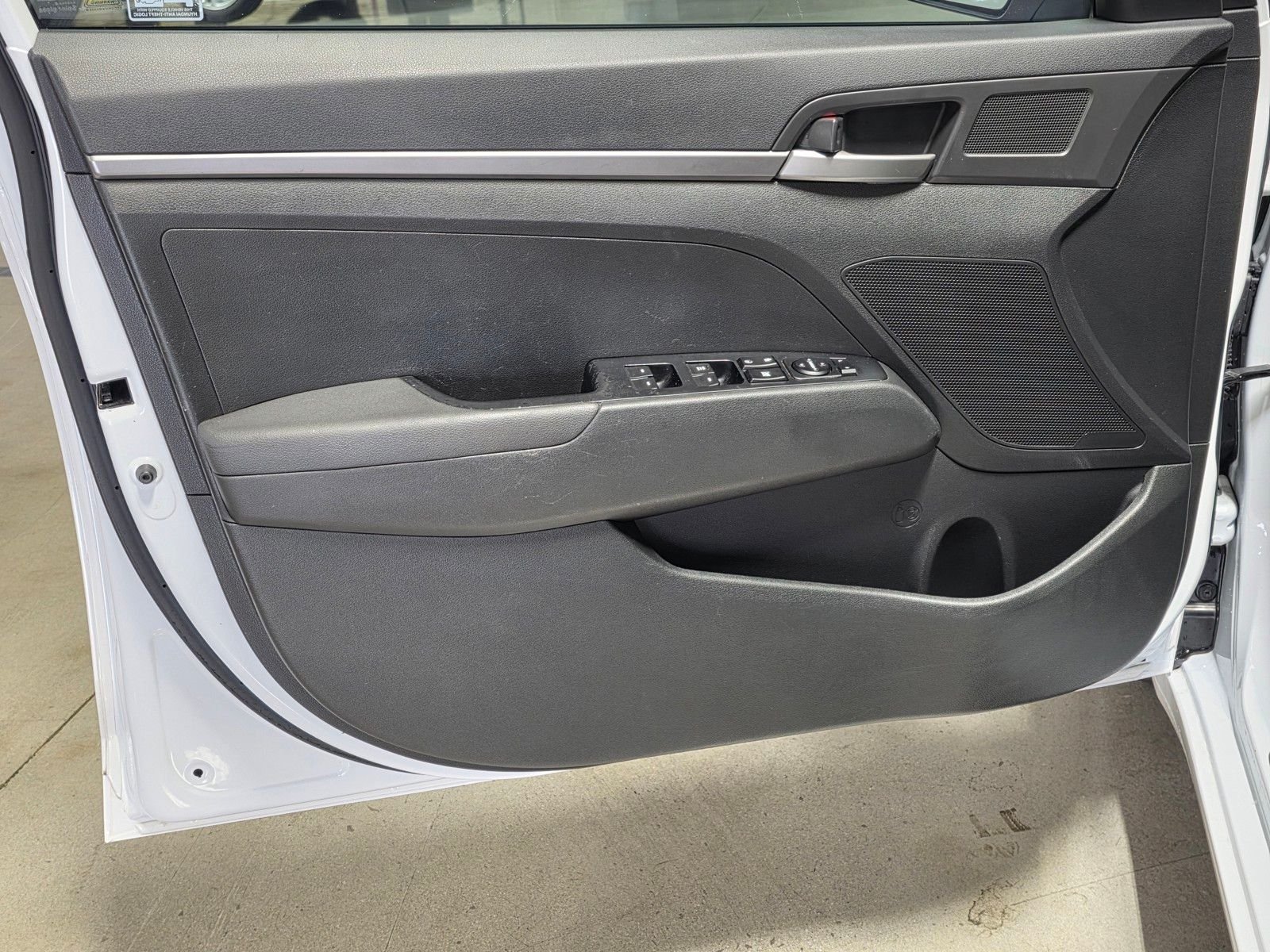 Used 2018 Quartz White Pearl Hyundai SE image 20