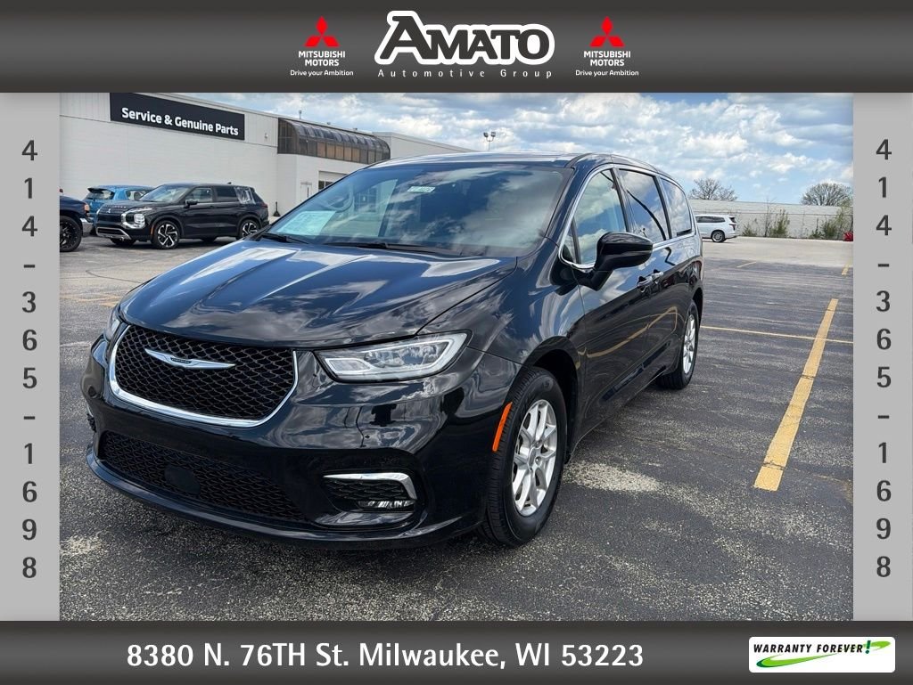2023 Chrysler Pacifica Touring L's photo