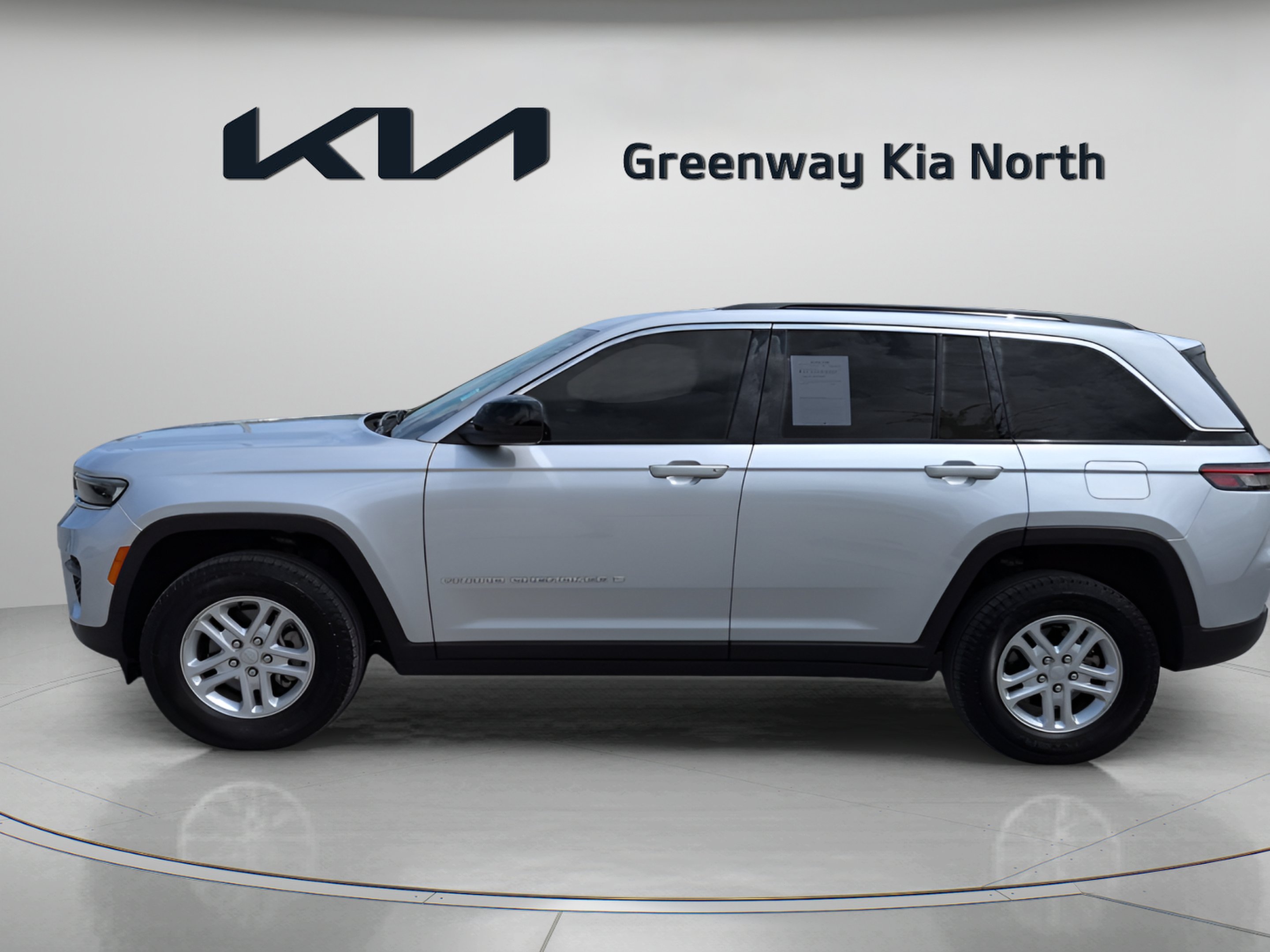 Used 2025 Silver Zynith Jeep Laredo image 5